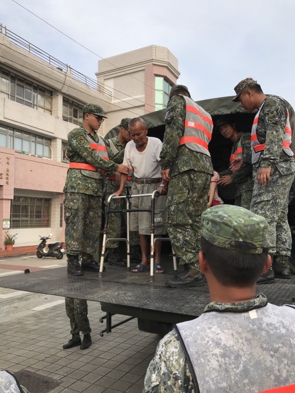 國軍第四作戰區以3部車輛協助居民撤離。（國軍提供）