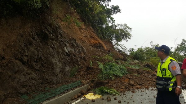 富里鄉六十石山往富里鄉東里村方向的下山道路5K處，今天上午坍方，目前警方到場封鎖，富里鄉公所搶修中。（民眾提供）