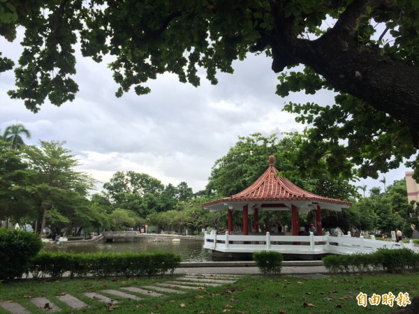 屏東市中午多雲，民眾作息如常。（記者羅欣貞攝）