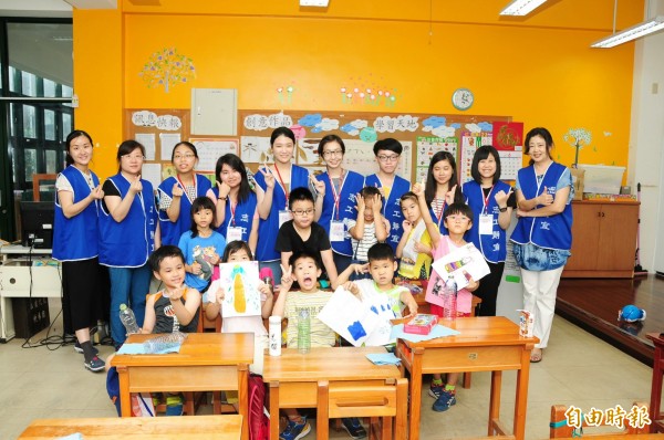 靜宜大學學子到福民國小陪伴山區學童學習。(記者張軒哲攝)