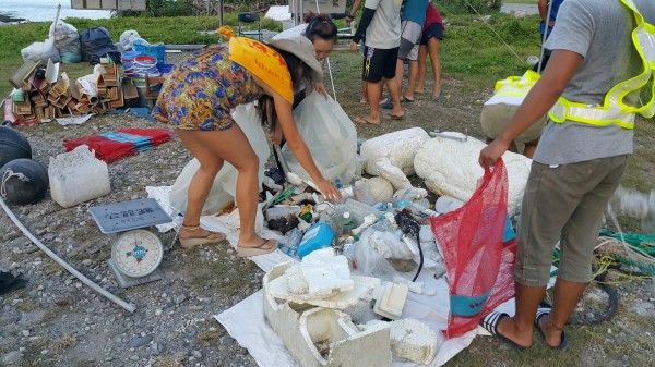 綠島溫泉村潮間帶淨灘清出大批寶特瓶。（台東縣自然與人文學會提供）