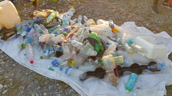 綠島溫泉村潮間帶淨灘清出大批寶特瓶。（台東縣自然與人文學會提供）