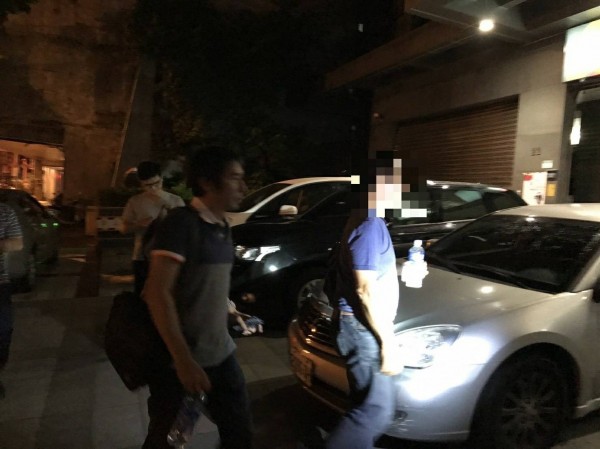 警方南下高雄逮李，並在今天凌晨4點時將他帶回萬華分局。（記者王冠仁翻攝）