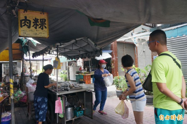 大灣三王廟後方的知名點心「肉粿」有許多民眾排隊。（記者黃文瑜攝）