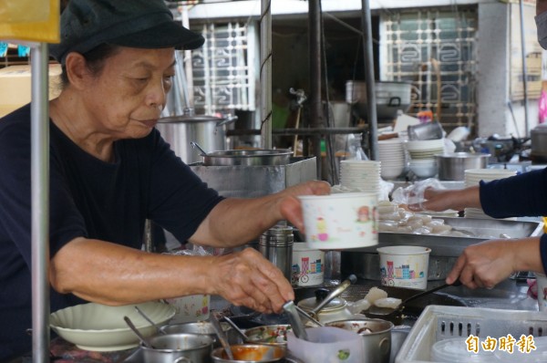 「肉粿」老闆娘王陳富美，已經做肉粿40幾年。（記者黃文瑜攝）