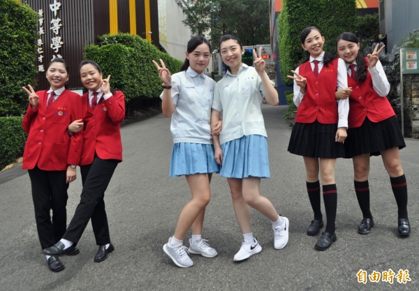 永平工商女生制服色彩相當鮮豔。(記者李容萍攝)
