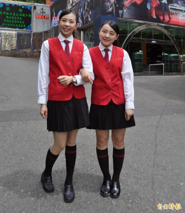 秋冬季女生搭穿黑百褶裙及長筒黑襪,有溫暖和帥氣感。(記者李容萍攝)