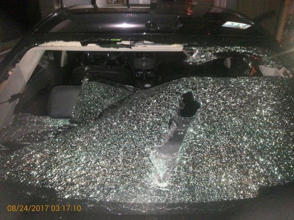 葬儀社張姓老闆的賓士車被砸玻璃破裂。（記者方志賢翻攝）