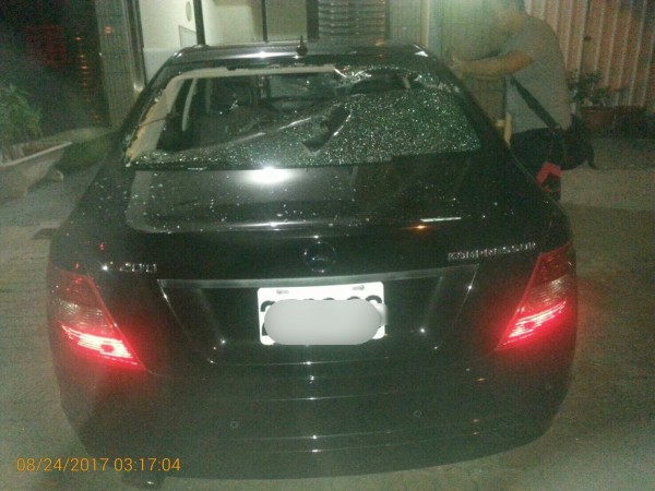 葬儀社張姓老闆的賓士車被砸玻璃破裂。（記者方志賢翻攝）