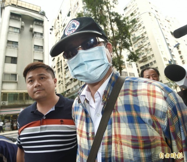 陳進添昨晚在法警室內，流淚打電話與太太道別。（資料照，記者方賓照攝）
