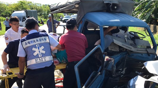 消防人員從變型的車頭中救出受困的劉姓婦人，但送醫後仍宣告不治。（記者黃佳琳翻攝）