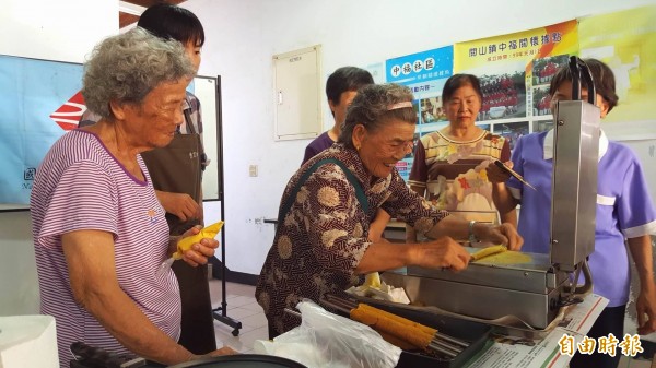 關山鎮的阿嬤開心學做手工蛋捲。（記者王秀亭攝）