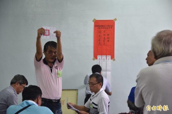 屏東縣南州鄉壽元村長遭罷免案下午4點結束投票隨即進行開票。（記者葉永騫攝）