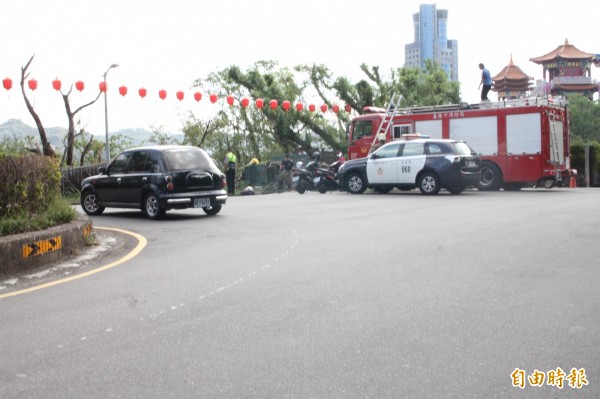 老翁疑似剎車故障，在圓環轉彎時衝入山坡。（記者吳昇儒攝）