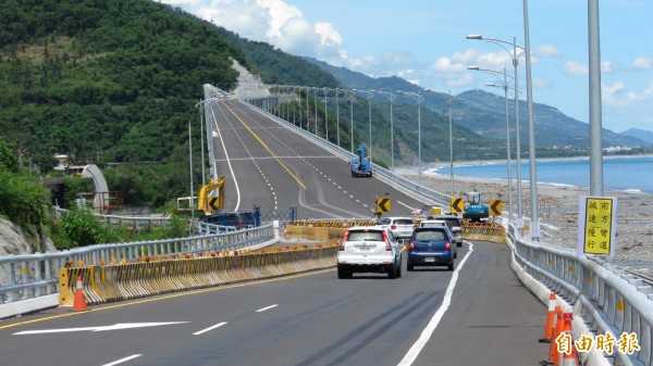 施工長期4年多的金崙高架橋進收尾，預定9月底完工通車。（記者陳賢義攝）