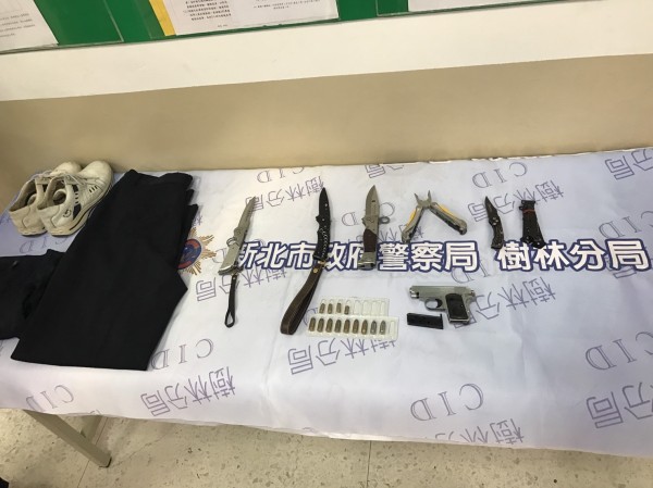 警方起出作案用衣物及刀械。（記者余衡翻攝）