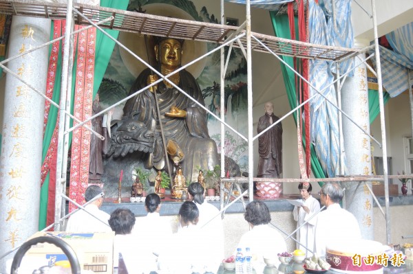 齋友及多個民間團體今天重回普安堂，舉辦祭祀活動，祈求地藏菩薩庇佑普安堂全區保留，保護齋教不致消失。（記者張安蕎攝）