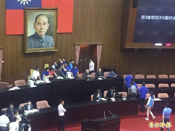 國民黨團書記長林為洲號召國民黨立委佔主席台。（記者楊淳卉攝）