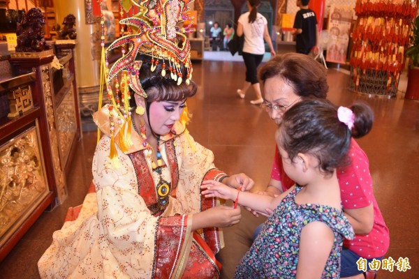 家長帶著孩子拜床母，祈求健康平安長大（記者葉永騫攝）