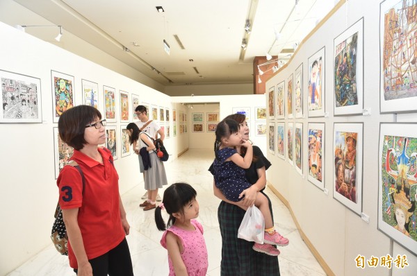 「世界兒童繪畫巡迴展」最近在新光三越百貨高雄左營店11樓展出。（記者張忠義攝）