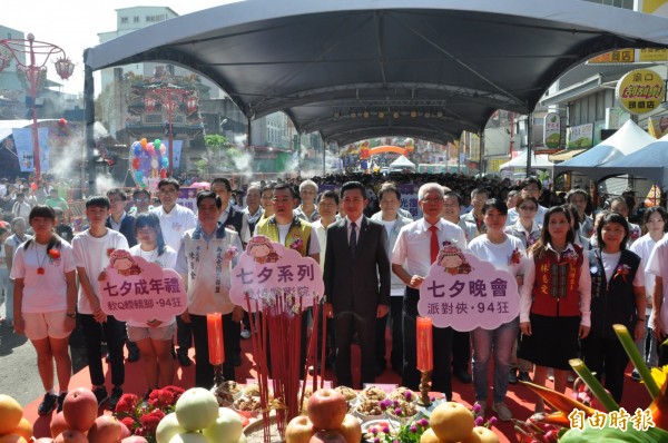 新竹市府和竹蓮寺舉行七夕成年禮活動，由市長林智堅為參與輭轎腳的16歲青年學子脫絭及遞成年酒，象徵轉大人，要為自己的行為負責。（記者洪美秀攝）