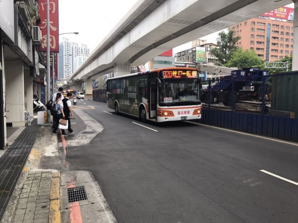 吳姓男子衝向行駛內側車道的920公車（見圖），目前仍在救治，警方仍待吳男傷勢穩定，釐清為何衝向公車。（記者吳仁捷翻攝）