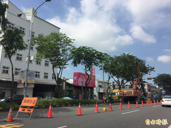 馬路施工需要佔用道路，影響用路人通行，讓交通陷入黑暗期。（記者張聰秋攝）