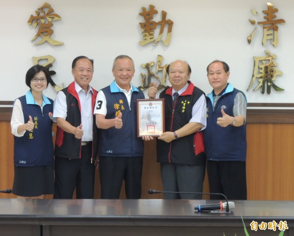 國中老師呂明雄（右二）退而不休投入社會公益，今年獲行政院教育部「全國教育奉獻獎」，苗栗縣長徐耀昌（左三）頒獎表揚。（記者張勳騰攝）