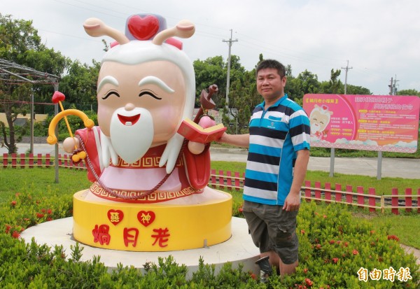 小品蝸牛生態養殖園總經理詹俊傑，履行7年前諾言，幫囍神在台成立廟宇，渡海締結姻緣。（記者陳冠備攝）