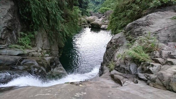 仙女瀑布屬於列管禁止戲水的水域。（記者何宗翰翻攝）