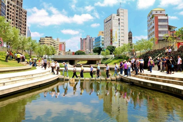 嘉義市長涂醒哲率當地里長走訪柳川的景觀設施。（台中市水利局提供）