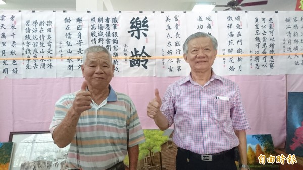 下營老人福利協進會理事長馮玉麟（右）、年紀最長的學員沈毓賜（左）都有參展。（記者楊金城攝）