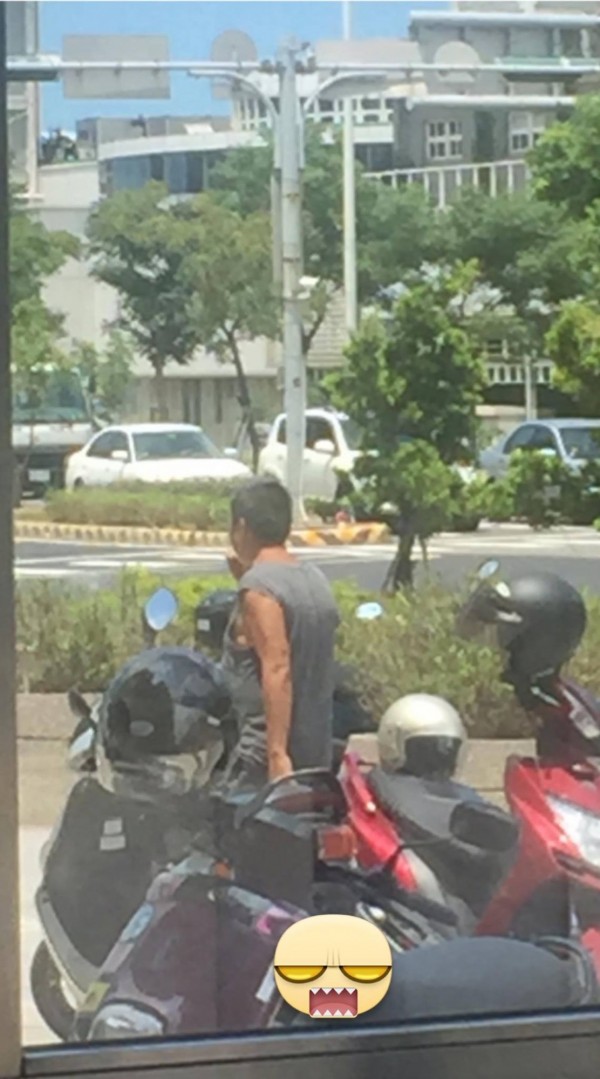 新竹市區近日出現一名「借錢哥」。（記者王駿杰翻攝自臉書）