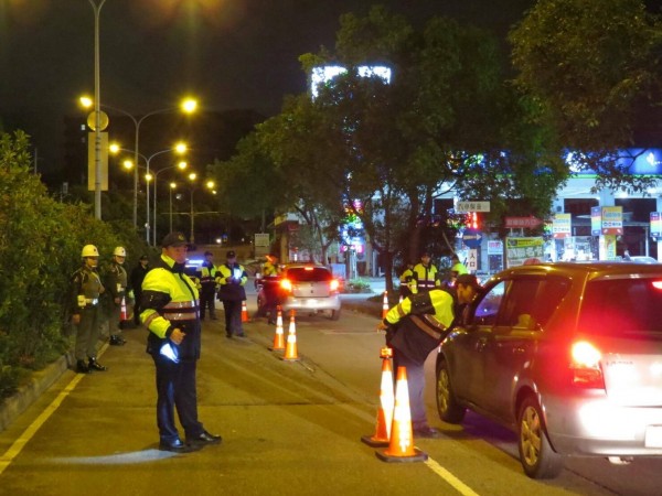 劉姓男子去年應酬後開車返家遇到警方酒測路檢。示意圖，圖中人物與新聞事件無關。（記者王駿杰翻攝）