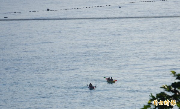 在花蓮清水斷崖划行獨木舟的遊客，若遇潮汐、風浪改變，一不小心就會闖進一旁的定置漁場內。（記者王峻祺攝）