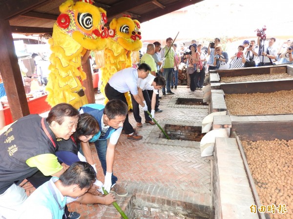 南投縣中寮鄉龍眼文化季由龍眼灶點火起灶揭開序幕。（記者佟振國攝）