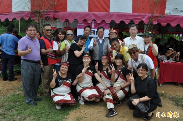 桃園市長鄭文燦（後排中）參加原住民族歲時祭儀泰雅族感恩祭。（記者周敏鴻攝）