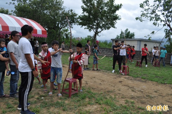 原住民族歲時祭儀泰雅族感恩祭有射箭體驗活動，。（記者周敏鴻攝）