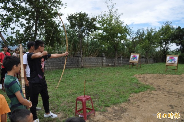 射箭體驗活動吸引許多大小朋友前來拉弓射箭。（記者周敏鴻攝）