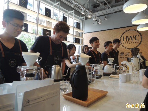 新竹縣竹北市光明商圈一家咖啡店今天開幕，業者強調從產地原物料進口，自家工廠烘焙到門市銷售，一條龍，希望提供客人最好的咖啡品質。（記者廖雪茹攝）