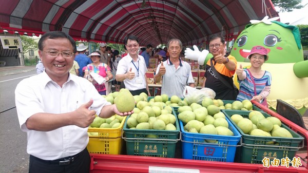 麻豆區長林振祿（左1）稱讚麻豆文旦大街每攤品質讚。（記者楊金城攝）