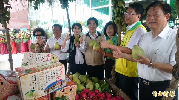 賴清德（右4）等人行銷麻豆文旦。（記者楊金城攝）