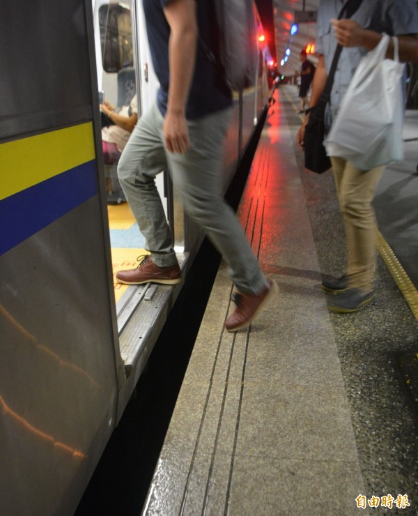 台鐵區間車的車廂和月台間出現20多公分的高低落差，乘客上下車都要特別小心。（記者陳建志攝）