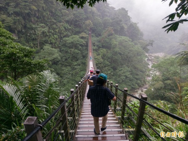 竹山鎮克明宮人員親赴竹山太極峽谷，走過天梯下切到「梯仔嶺」土地公暨百姓公廟，邀請參與全鎮300年大建醮。（記者劉濱銓攝）