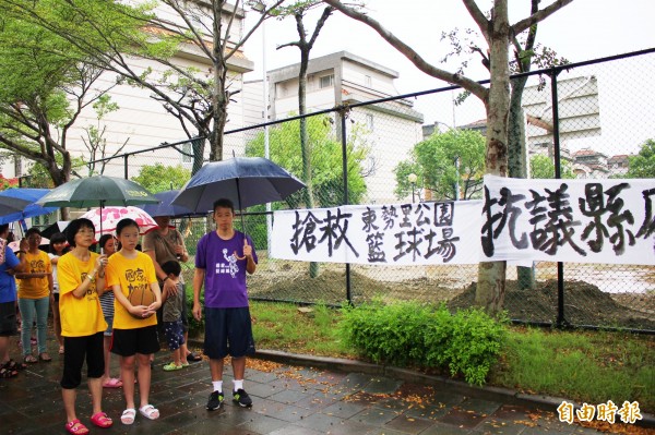 嘉義縣太保市東勢里居民拿著籃球，難過的希望能保留籃球場。（記者林宜樟攝）