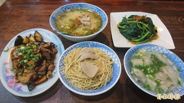 楊文忠蛋黃麵，雖沒有豐富的配料，僅佐以2塊肉片，但老闆楊文忠自製自銷的麵條， 香Q不易軟爛，加上大骨熬煮的湯頭，清香不油膩，不僅在地人愛吃，也吸引許多外地民眾聞香前來。（者彭健禮攝）