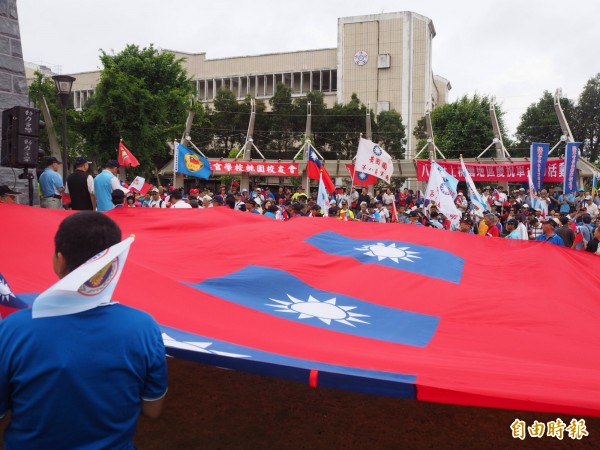 桃園市退伍軍人協會今天發起軍人節慶祝活動，將9面國旗縫為大旗。（記者陳昀攝）