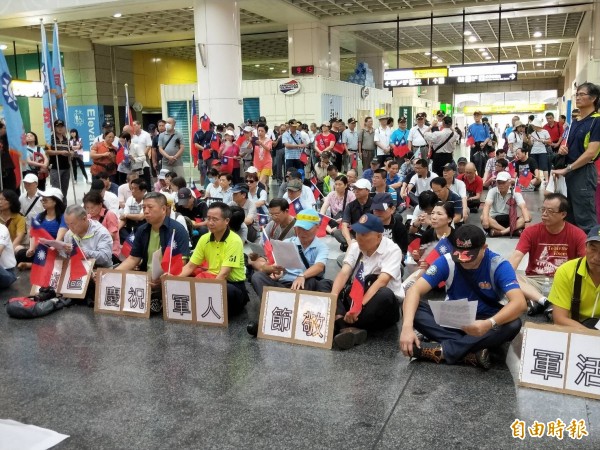 中華民國退伍軍人「八百壯士九三向軍人 致敬」活動，新北市在板橋火車站舉行，現場約有200人出席。（記者何玉華攝）