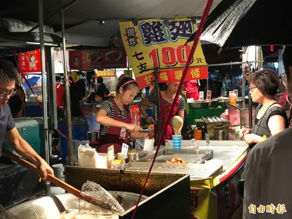 龍潭觀光夜市開幕，吸引許多民眾攜家帶眷前來吃美食。（記者周敏鴻攝）