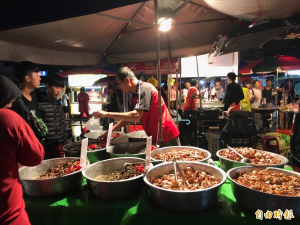 龍潭觀光夜市開幕，吸引許多民眾攜家帶眷前來吃美食。（記者周敏鴻攝）